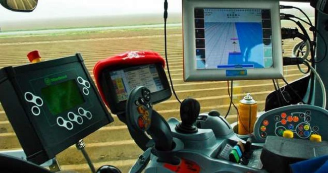 Sistema de guiado automático en un vehículo agrícola