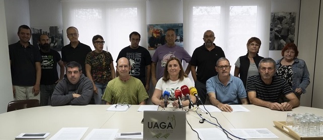 La presidenta de UAGA junto con las personas asistentes a la rueda de prensa